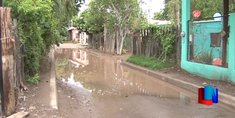 Se inunda la calle y les trae problemas
