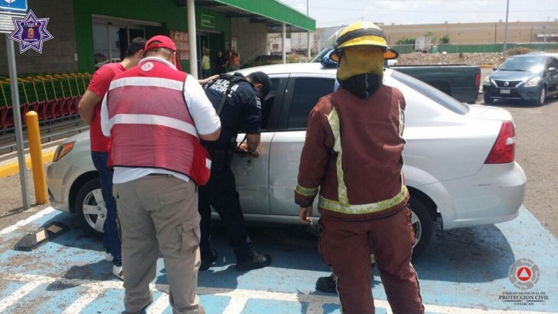 Menores quedan atrapados en vehículo