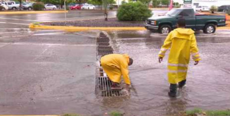 Activan brigadas de limpieza en calles y alcantarillas