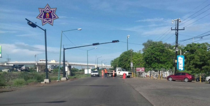 Cerrada la circulación de Federalismo, a la altura del campo de golf