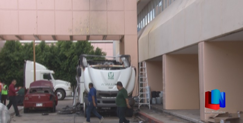 Evacuaron IMSS por incendio en unidad móvil