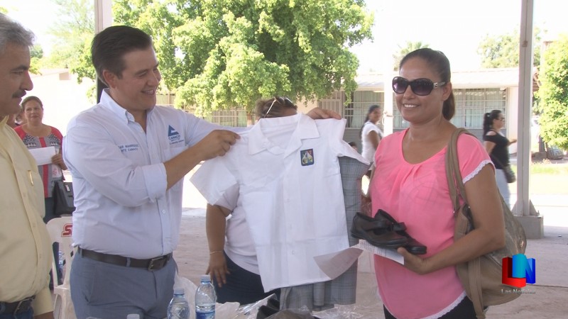 Entregan uniformes escolares