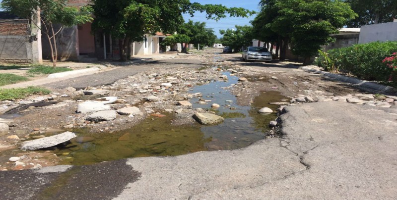 Exigen solución a problemática de calle Oslo en Fraccionamiento Villa Verde