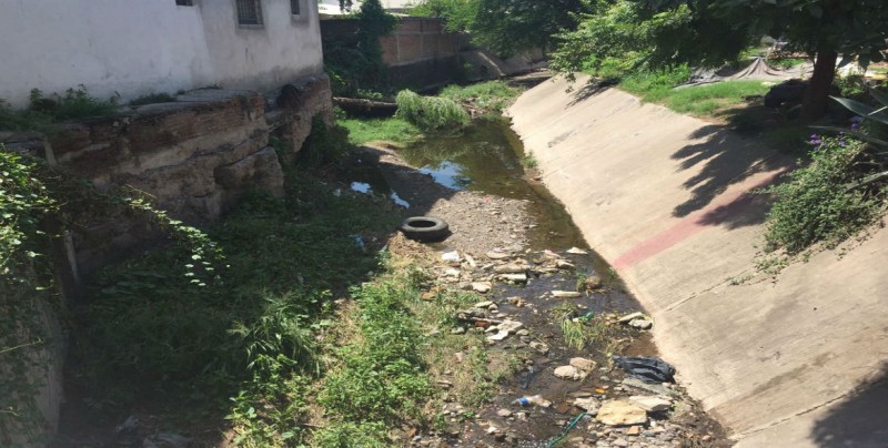 Falta limpieza en arroyo ubicado en la Guadalupe Victoria