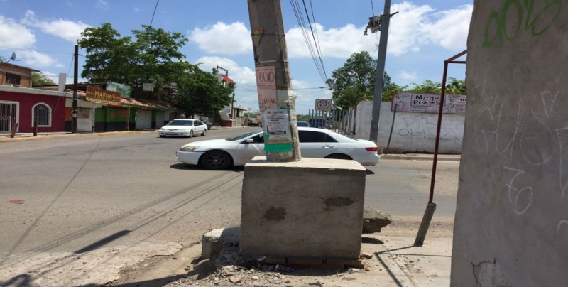 Colocan base de concreto a  poste de luz en colonia Estela Ortiz