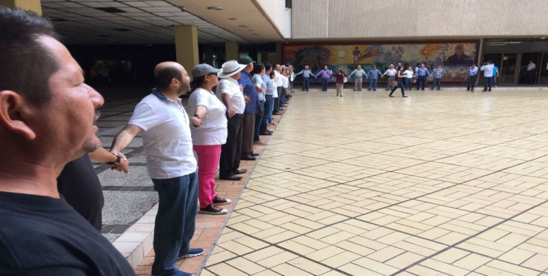 Cadena humana en una sola voz reclaman justicia para Javier Valdez