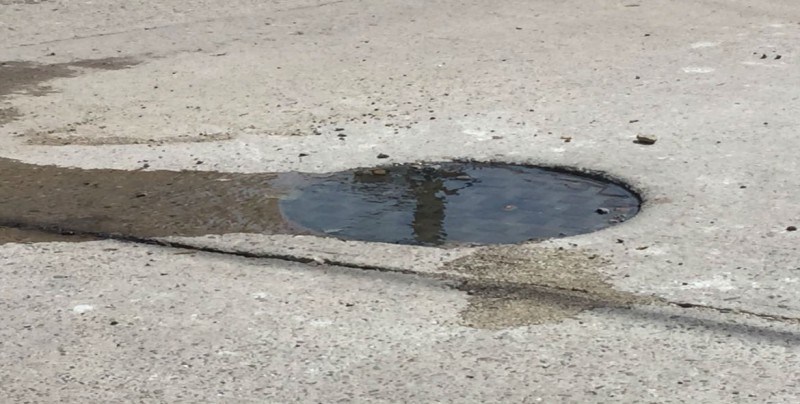Brota agua de alcantarilla en Lomas de Guadalupe