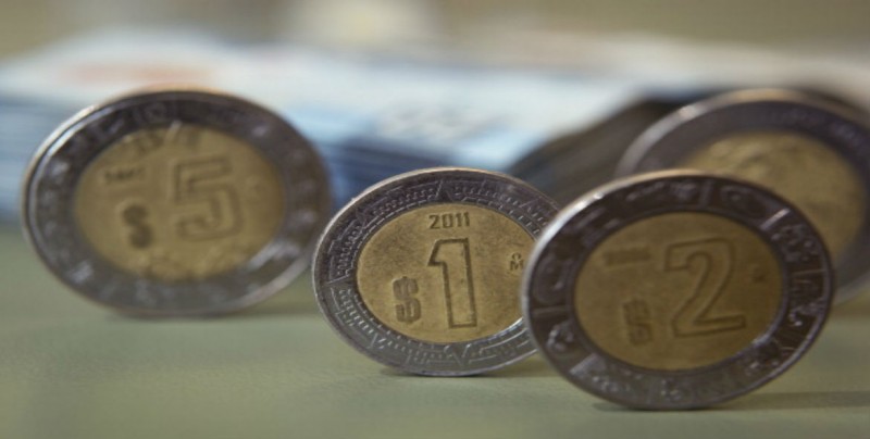 Peso mexicano retrocede desde mejor nivel en tres semanas
