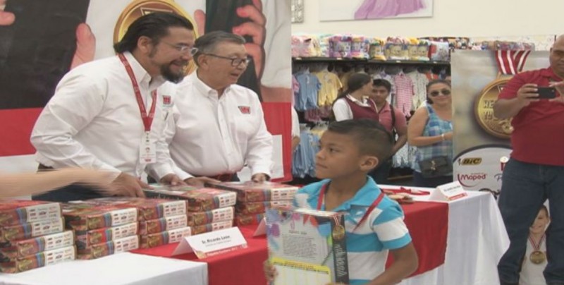 Casa Ley reconoce a alumnos sobresalientes