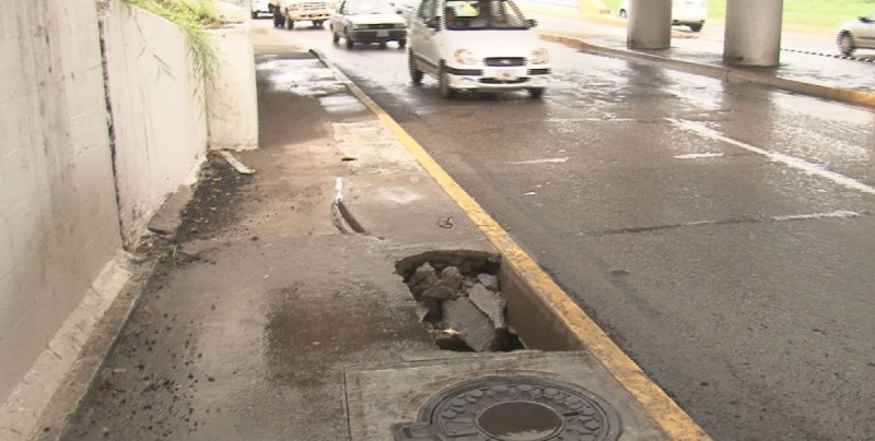 Se ubica hoyo debajo del puente Almada por el paseo Niños Héroes