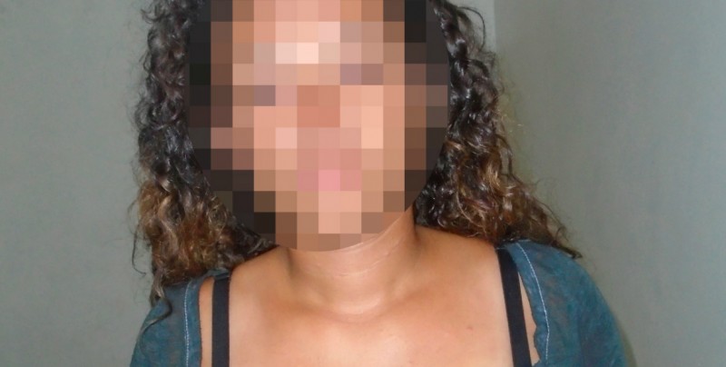 Mujer escandalizaba, la detienen y le encuentran droga