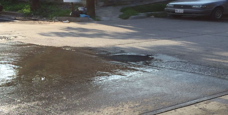 Se registra fuga de drenaje por calle Guanajuato en la Rosales