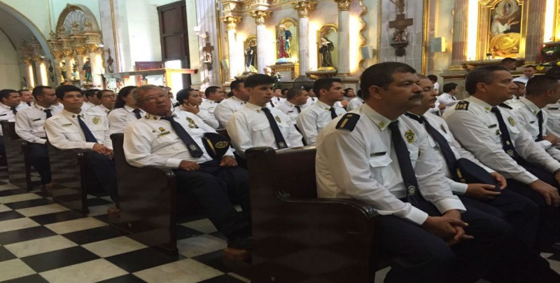 Bomberos festeja su día con vocación de servicio y carencias