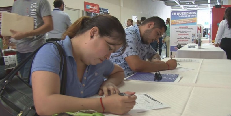 Aprovechan egresados Feria del Empleo