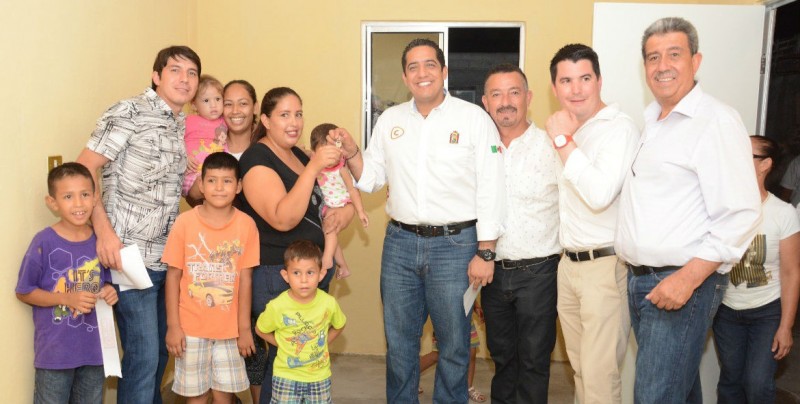Entrega Jesús Valdés 3 viviendas en el Tamarindo