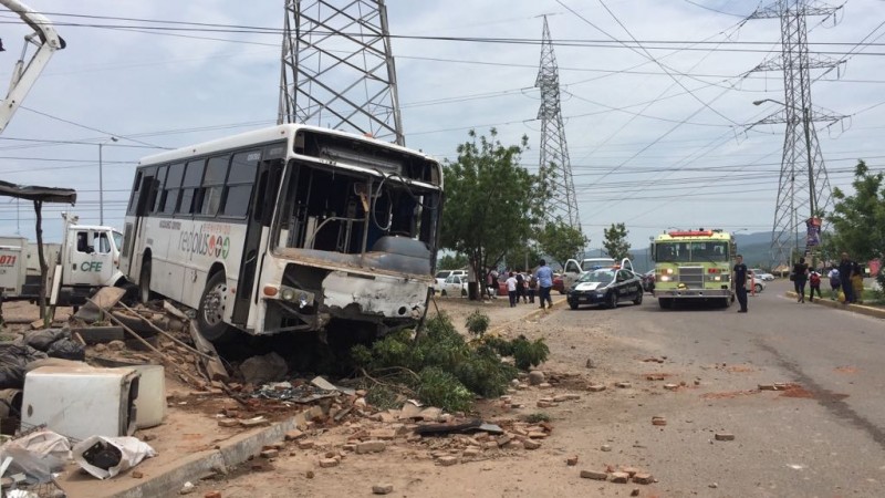 Camión urbano se queda sin frenos