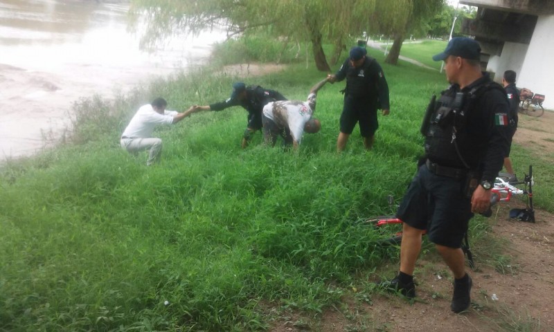 Rescatan a persona que cayó al río