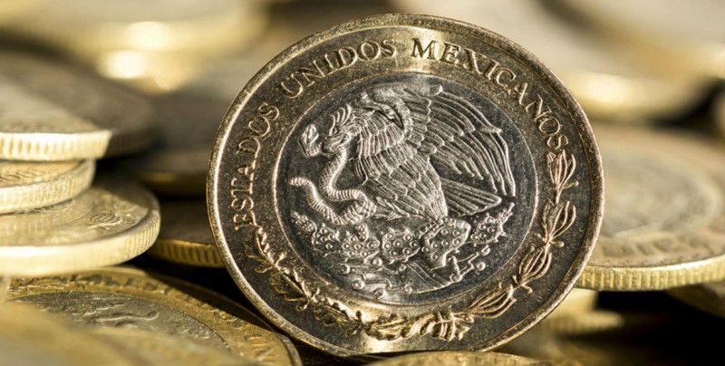 Peso mexicano a la baja tras datos positivos de la economía en EU