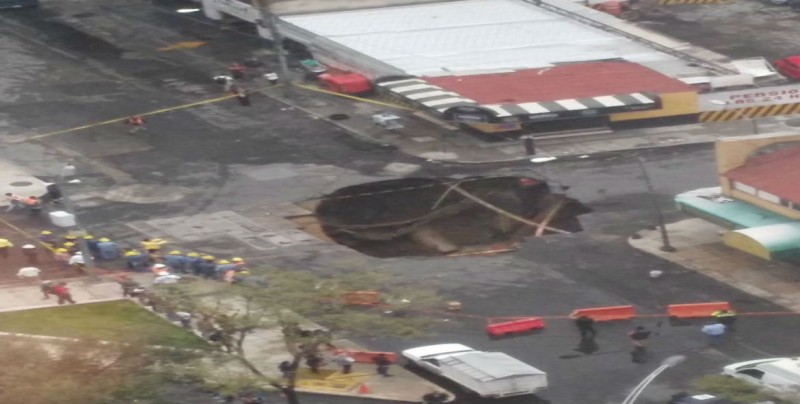 Se abre socavón a media cuadra del Paseo de la Reforma