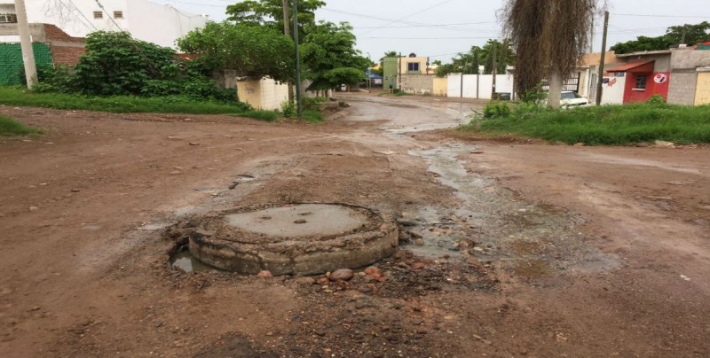 Se registra fuga de drenaje en la Renato Vega Alvarado