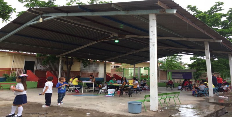 Toman clases en explanada de Kínder, se robaron el clabeado