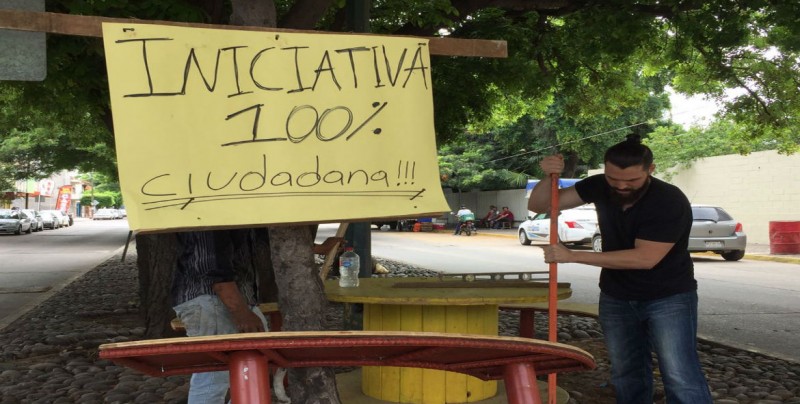 Colocan ciudadanos mesa y bancas afuera del HPS