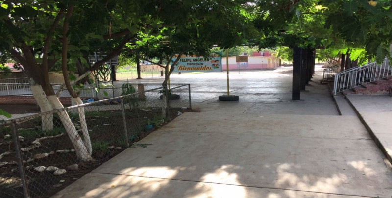 Padres de familia cierran primaria Felipe Ángeles