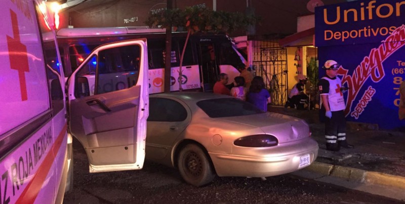 Otro más, camión se impacta en una casa