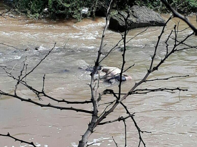 Encuentran cadáver flotando en canal