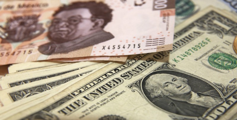 Huracanes afectan al peso,  dólar llega a los 18.04