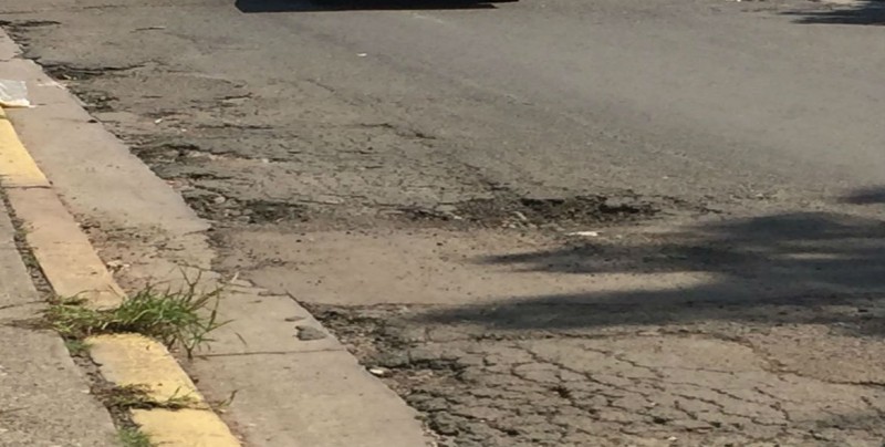 Empieza a llenarse de baches la calle 31 de Diciembre