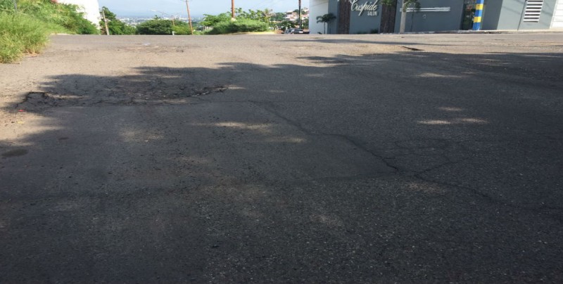 Empieza a deteriorarse pavimento de calles en Lomas de Guadalupe