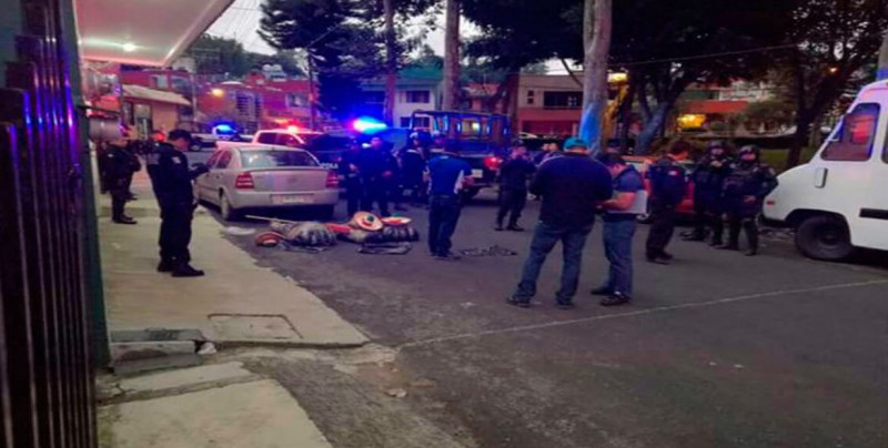 Dejan tres cuerpos decapitados y con adornos patrios