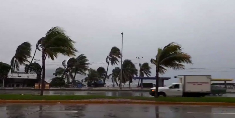 "Max" toca tierra en costas de Guerrero
