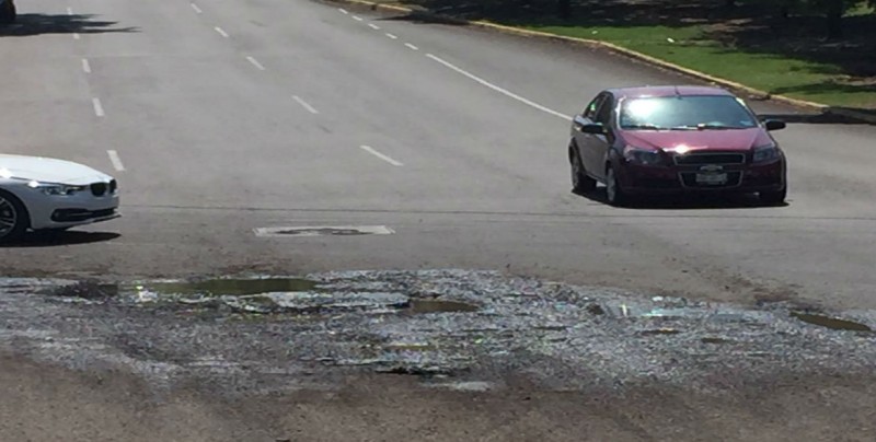 Peligroso bache se hace cada vez más grande y profundo