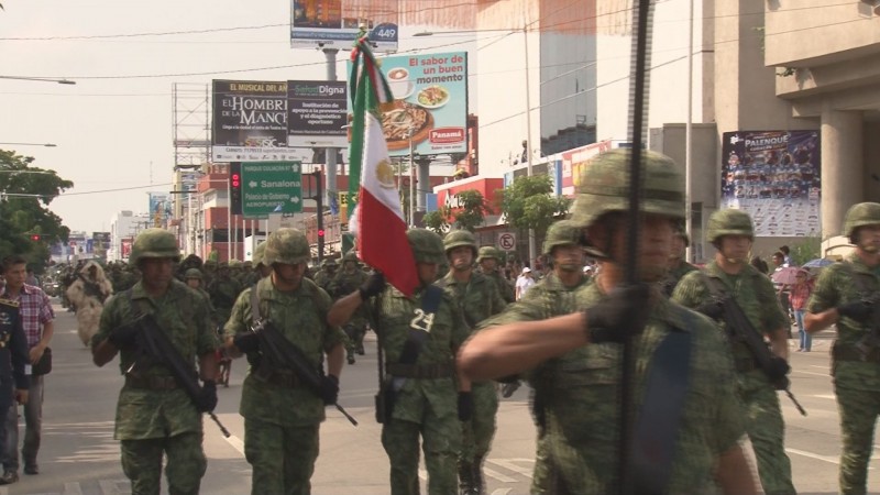 A pesar del calor, miles de familias disfrutan del desfile en Culiacán