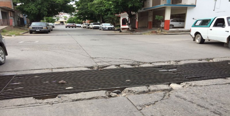 Rejilla suelta en alcantarilla por la Rosales