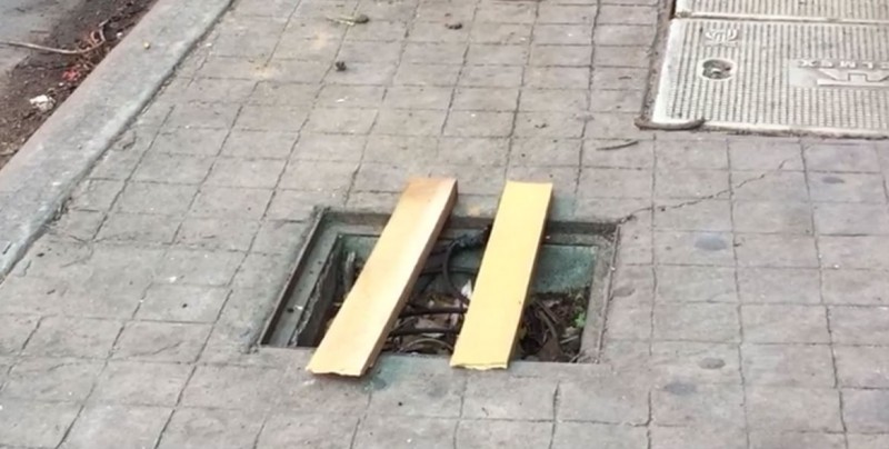 Registro de luz abierto en plena banqueta del Centro