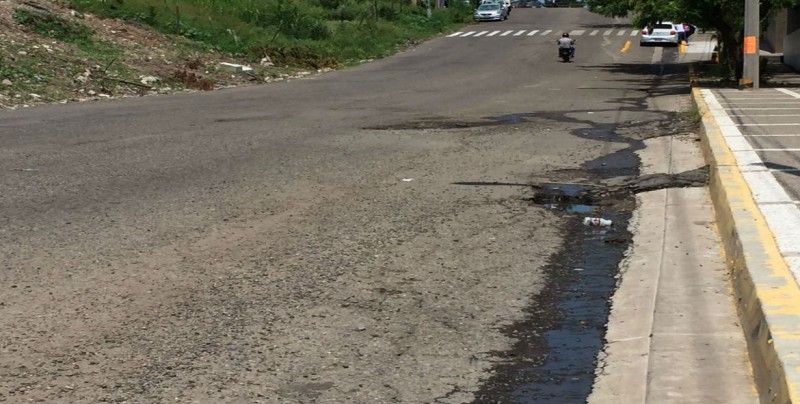 Con muchos baches la calle Prolongación Obregón en Montebello
