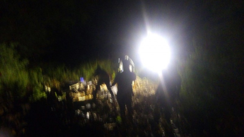 Encuentran dos cuerpos semi enterrados