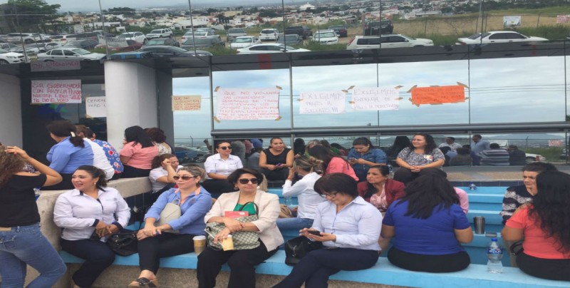Toman edificio trabajadores de la secretaria de salud en Montebello