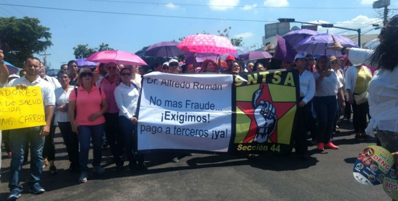Se manifiestan trabajadores del Sector Salud