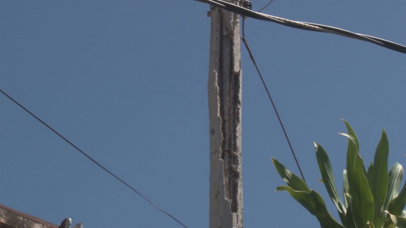 Postes de la CFE se desmoronan en el Infonavit Humaya