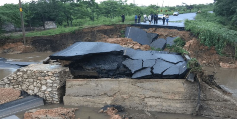 Se hunde tramo de carretera Ciudad Alemán-Sayula, en Oaxaca