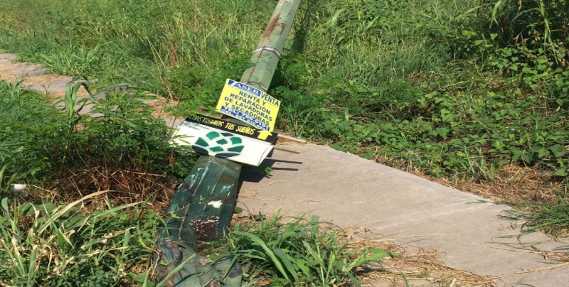 Poste de lámpara doblado a punto de caer en Urbi Villas del Prado