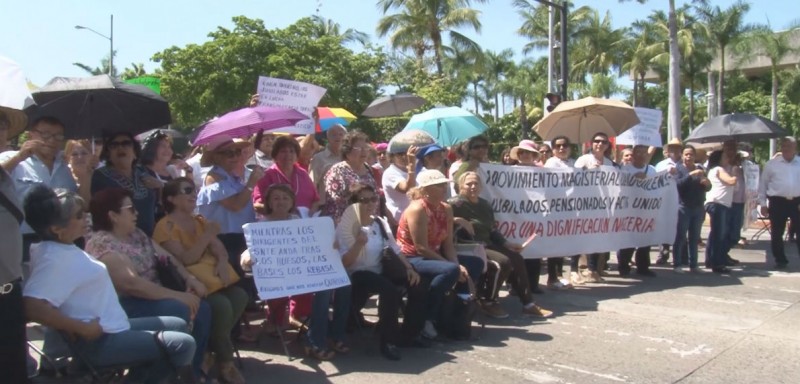 Bloquean jubilados vialidad, exigen pagos de aguinaldo