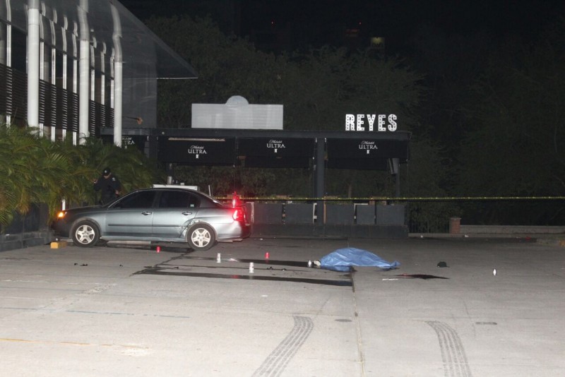 Asesinan a joven mujer en estacionamiento de bar