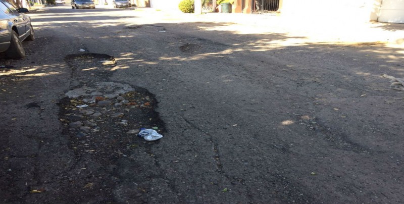 Calle convertida en campo minado en el Fraccionamiento Horizontes