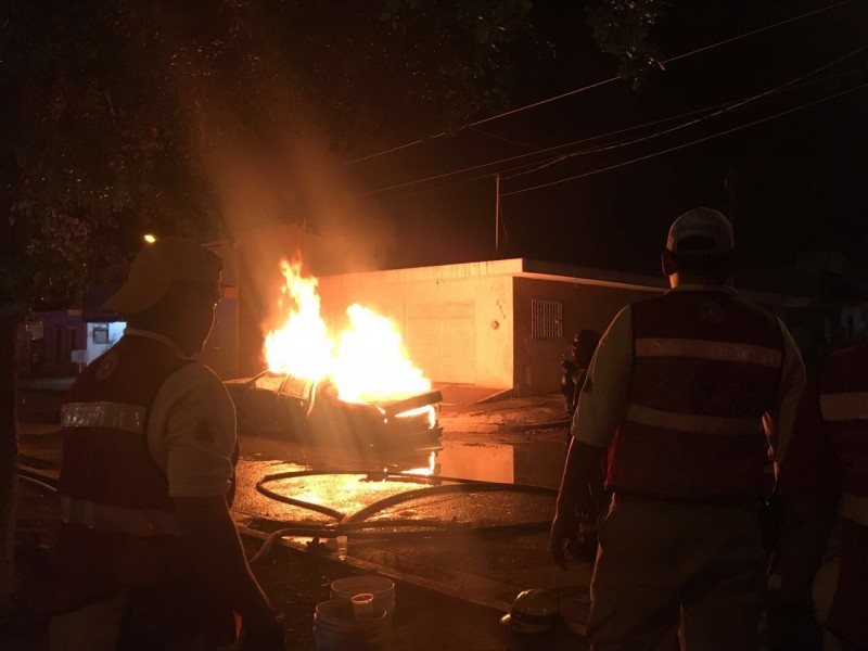 Explota automóvil que transportaba gasolina robada