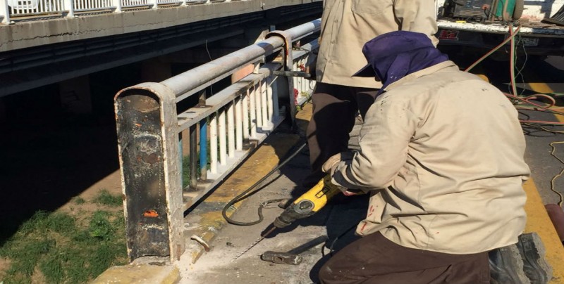 Inicia la colocación de barandal sobre río